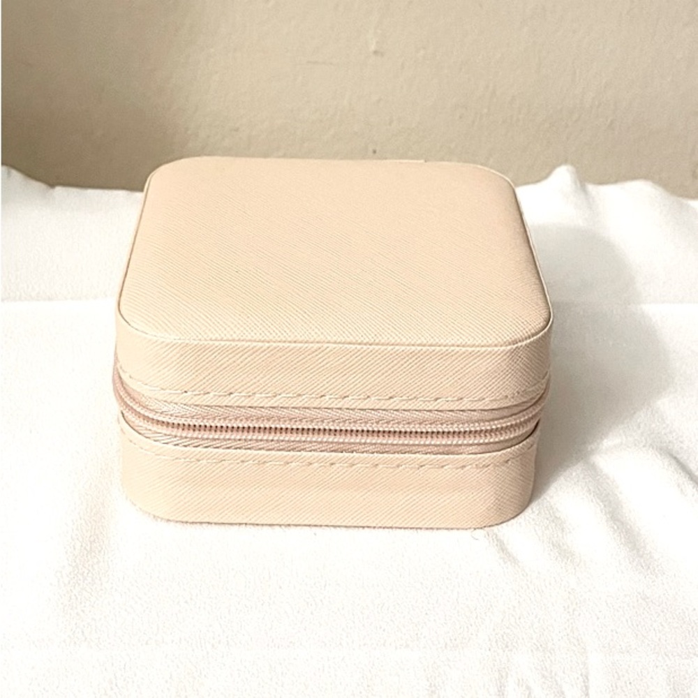 Mini jewelry box comes in white,pink, black 2D x 19.1W x 4.8H Centimetres new